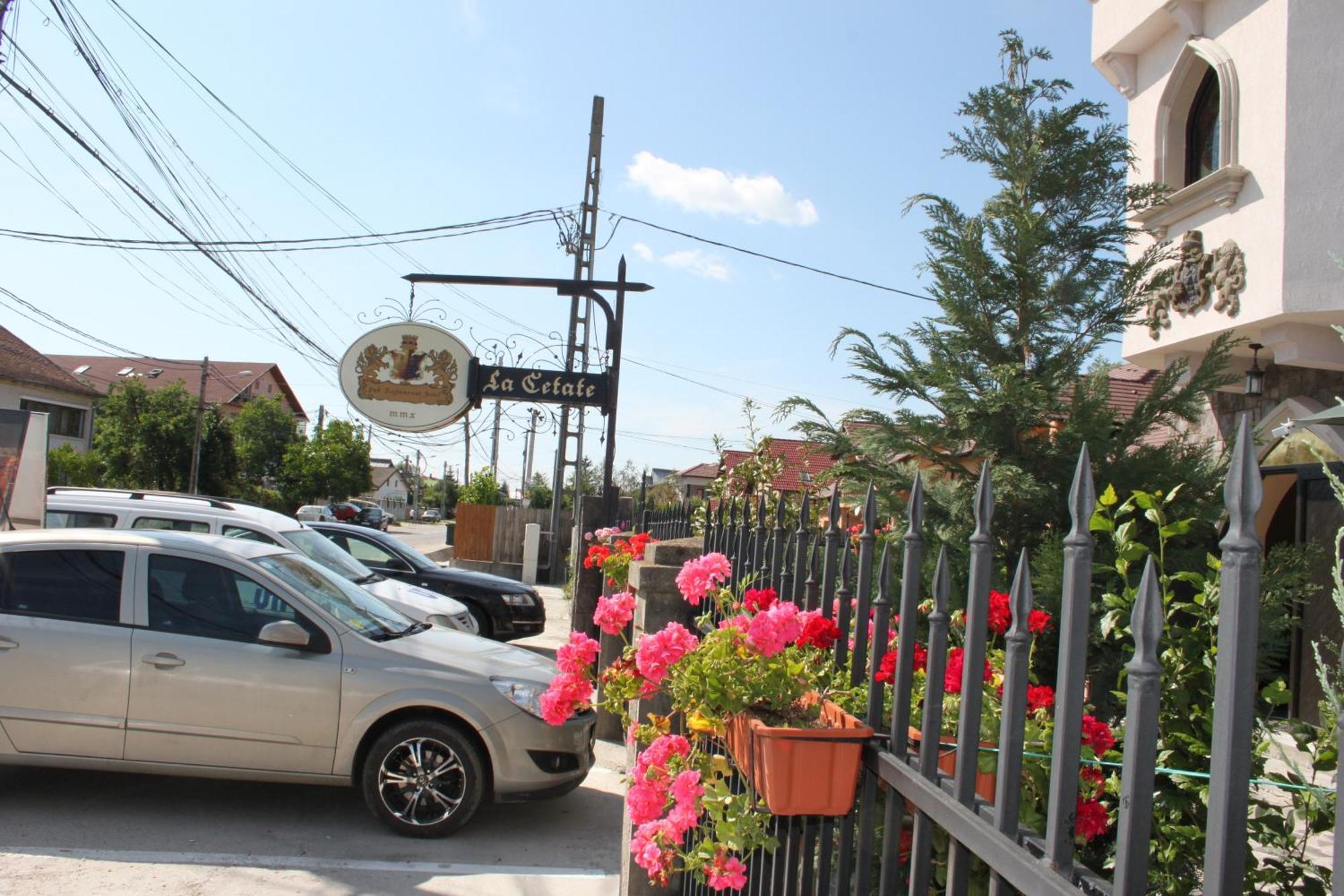 Hotel Lacetate Piteşti Kültér fotó